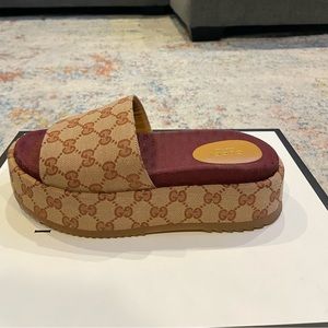 Size 8 Gucci slides